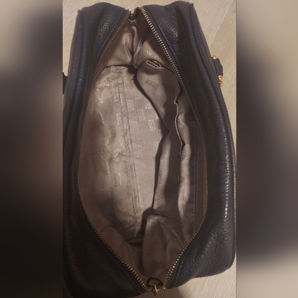 It's giving Old Money 💰 😌. Michael Kors Purse PRICE DROP ‼️👏🏽 - Picture 5 of 6